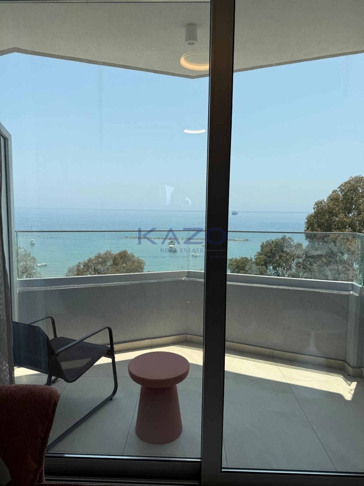 Furnished 2-bed seafront apartment in Neapolis, Limassol photo 3