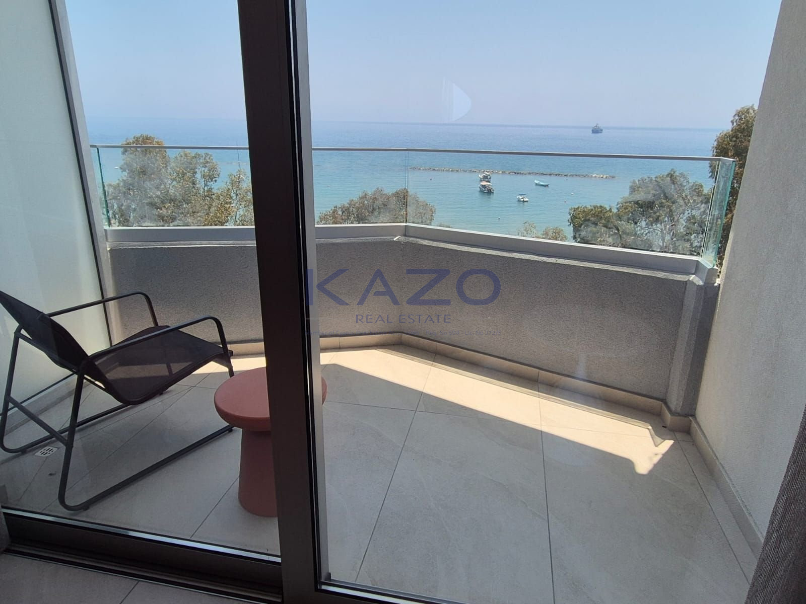 Furnished 2-bed seafront apartment in Neapolis, Limassol photo 4