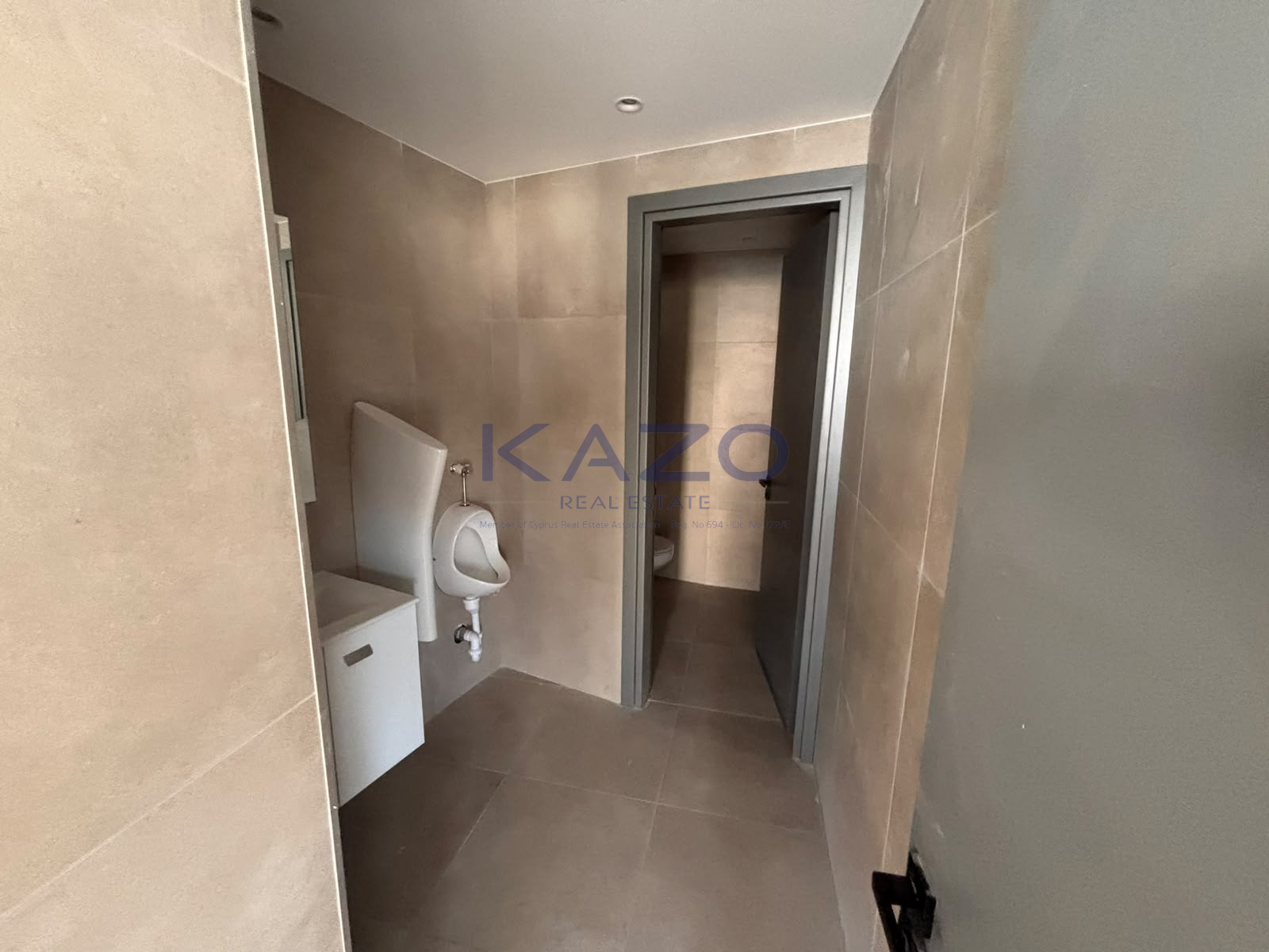 Key-ready whole office building for rent in Makedonias photo 9