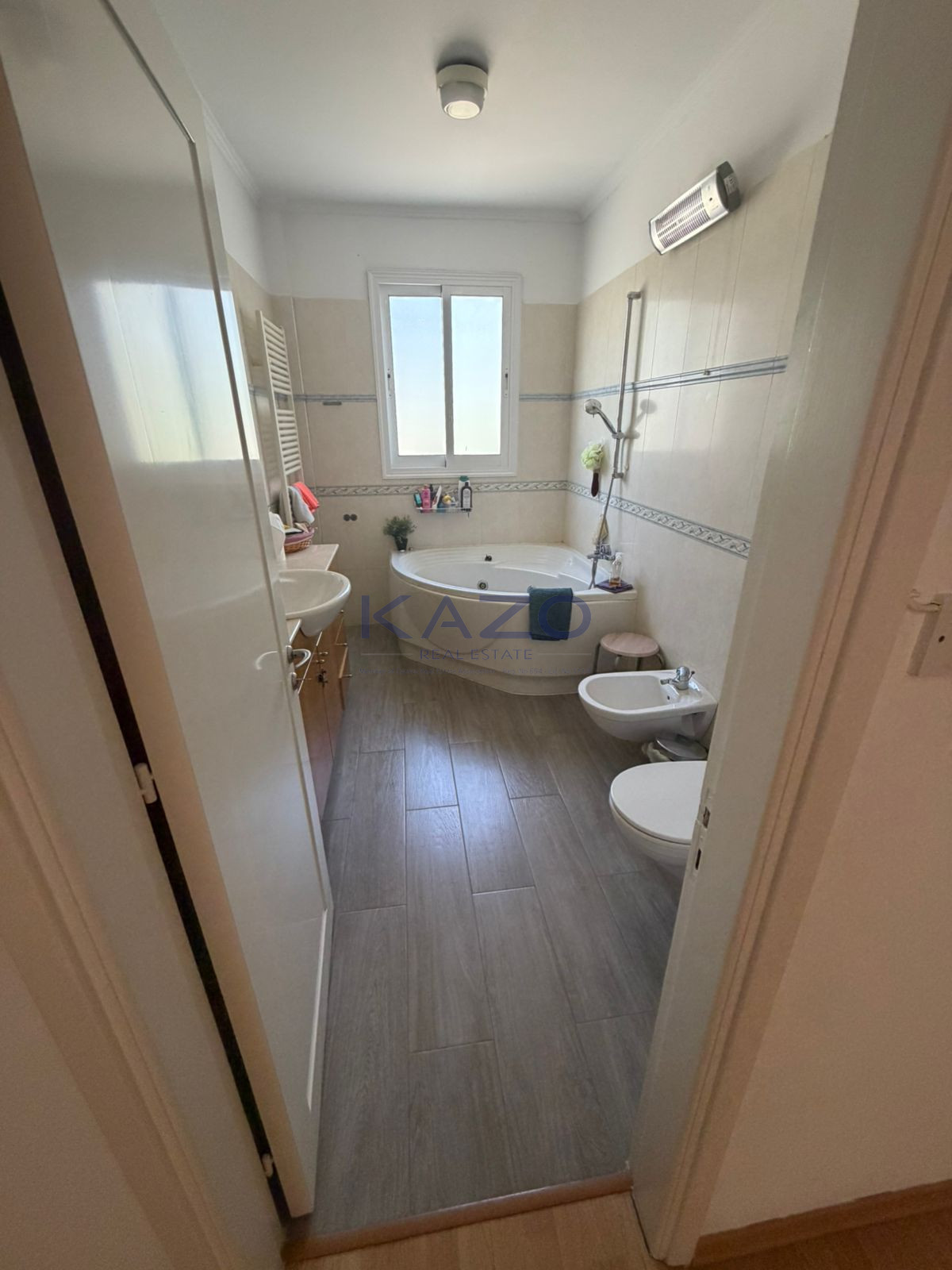 Spacious 3-bed villa with Jacuzzi in Agios Tychonas photo 10