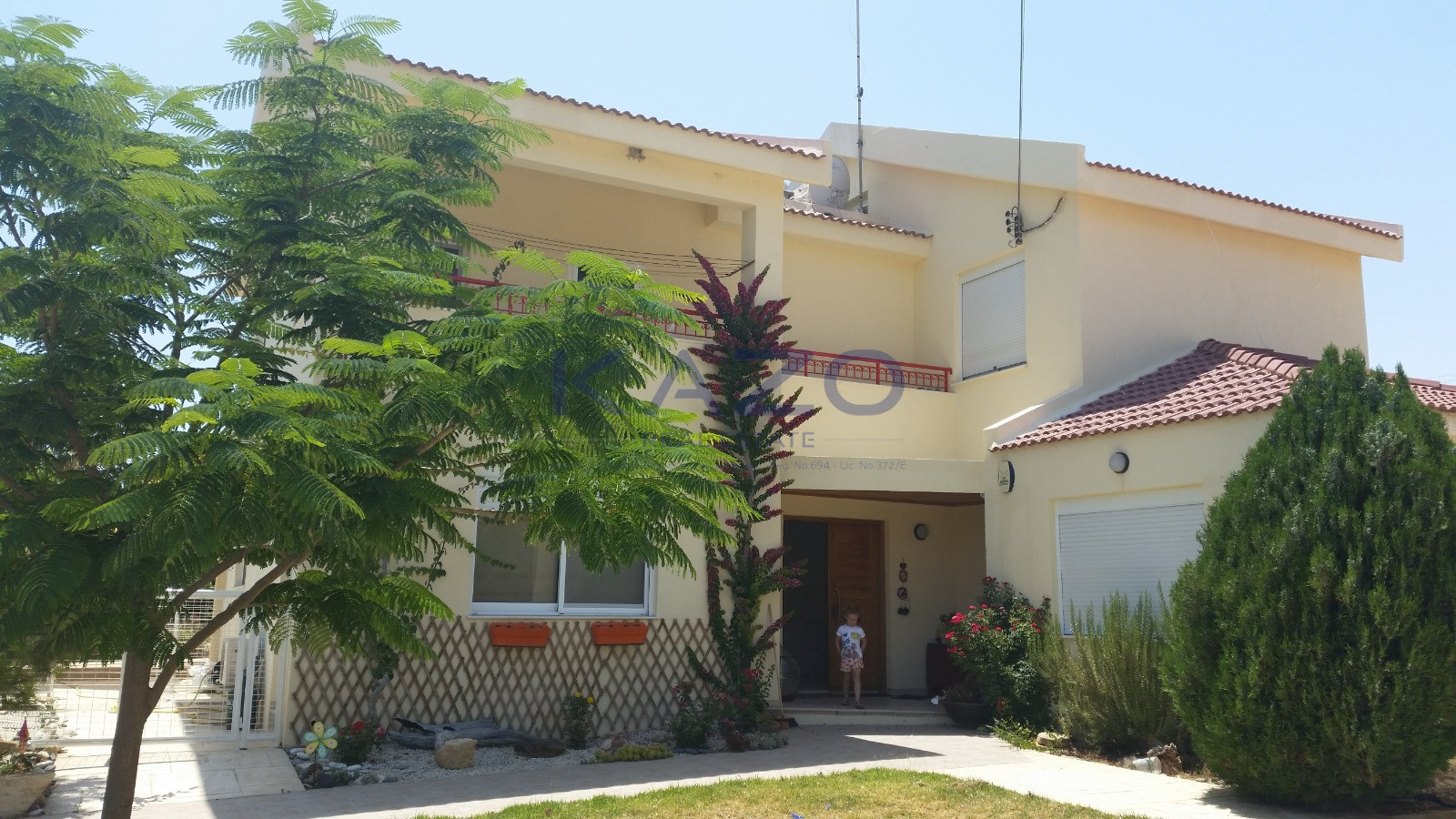 Spacious 3-bed villa with Jacuzzi in Agios Tychonas photo 1