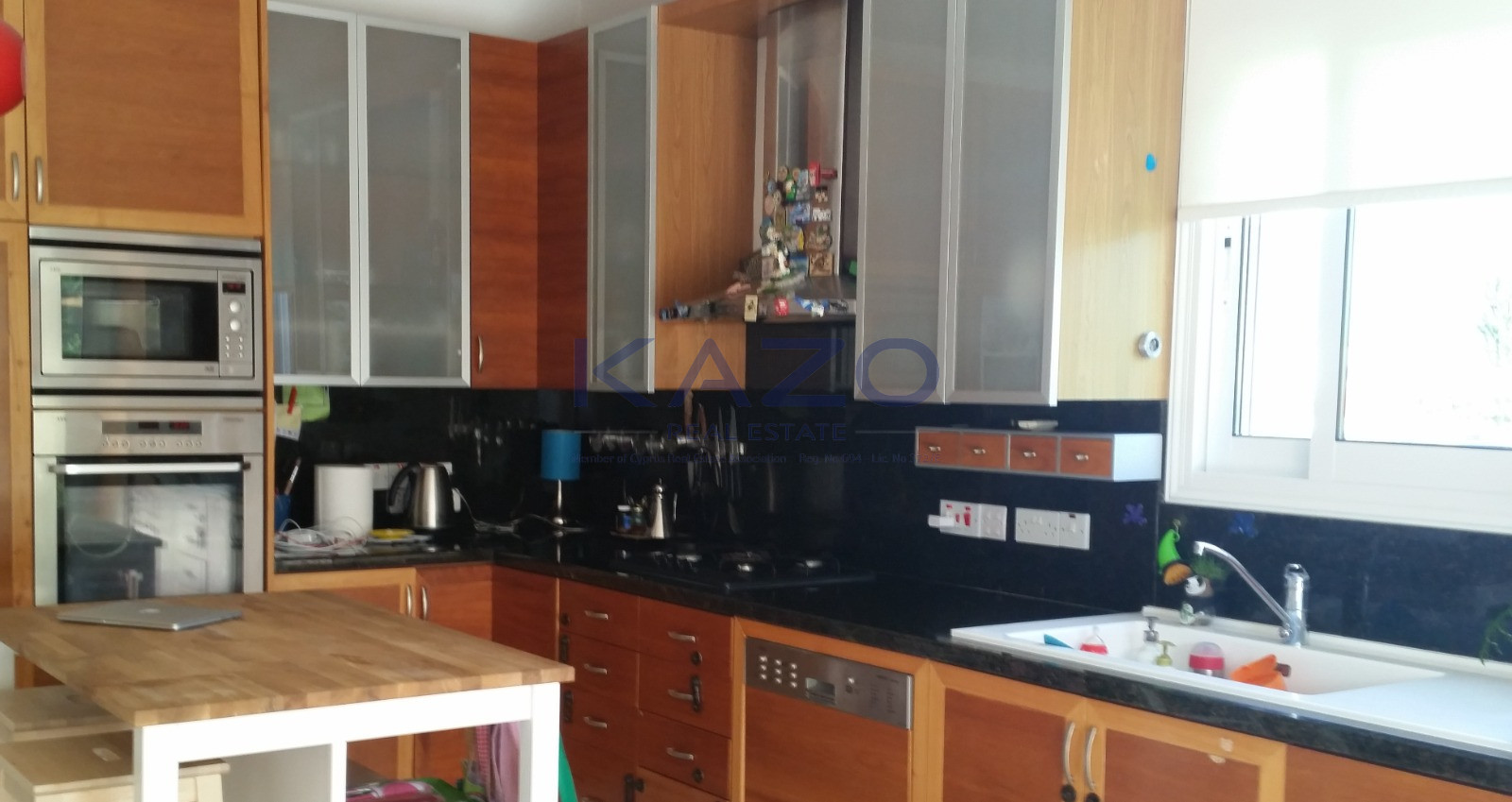 Spacious 3-bed villa with Jacuzzi in Agios Tychonas photo 4