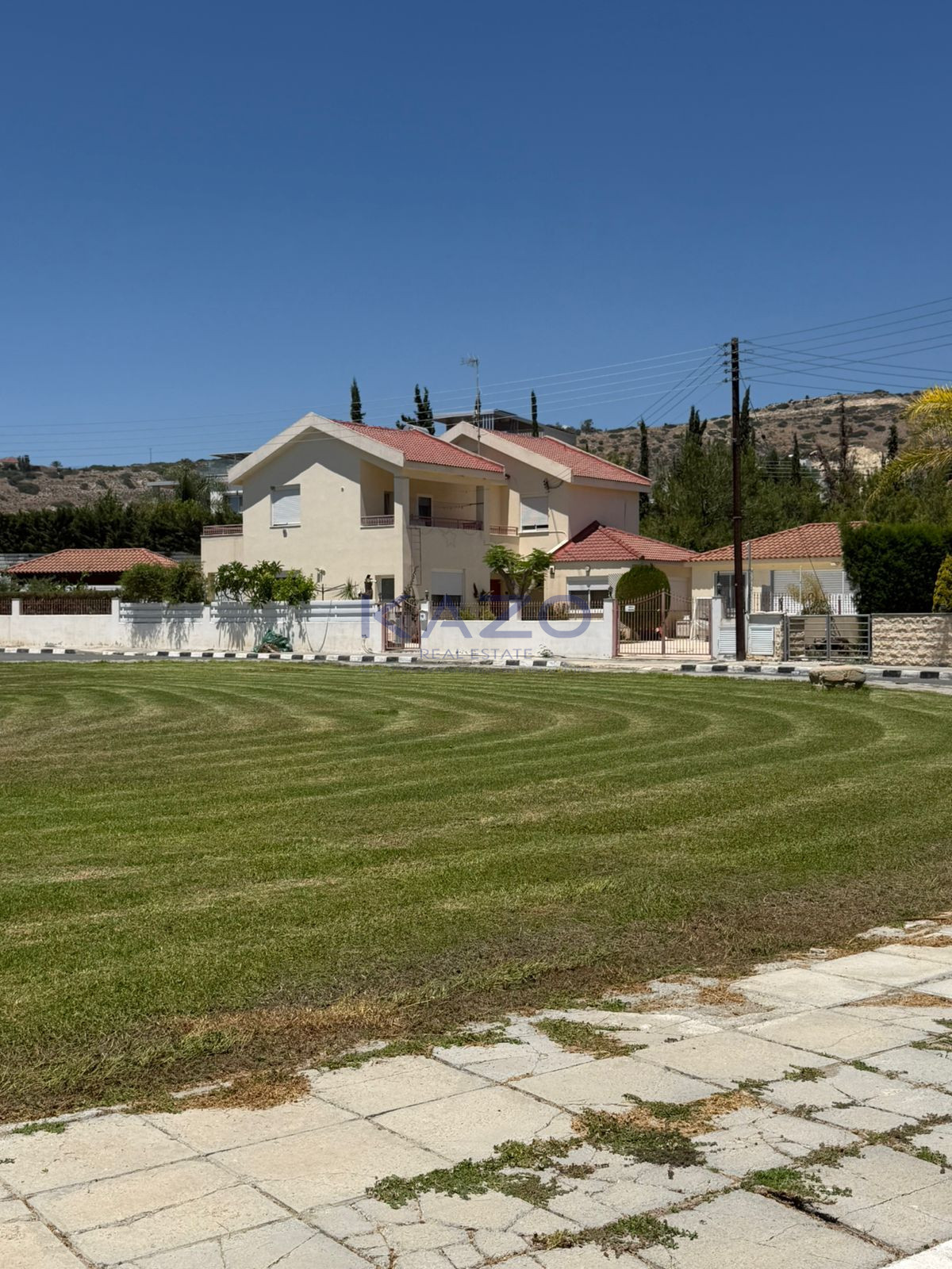 Spacious 3-bed villa with Jacuzzi in Agios Tychonas photo 3
