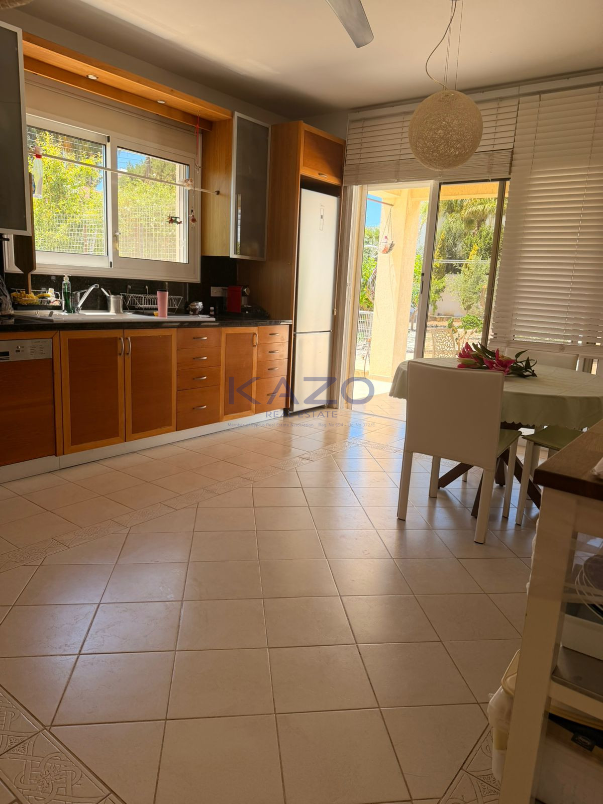 Spacious 3-bed villa with Jacuzzi in Agios Tychonas photo 5