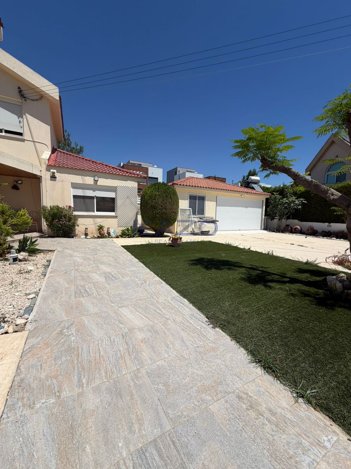 Spacious 3-bed villa with Jacuzzi in Agios Tychonas photo 2