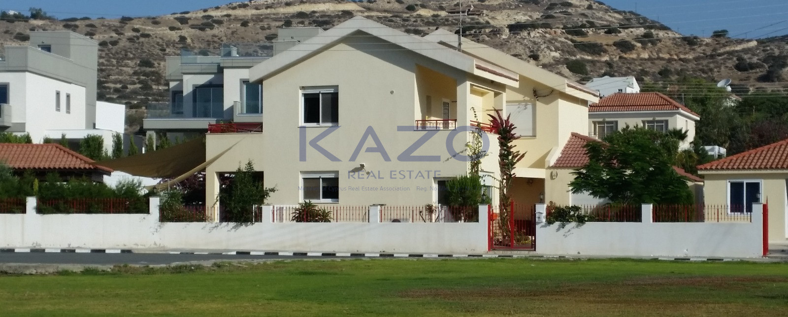 Spacious 3-bed villa with Jacuzzi in Agios Tychonas photo 20