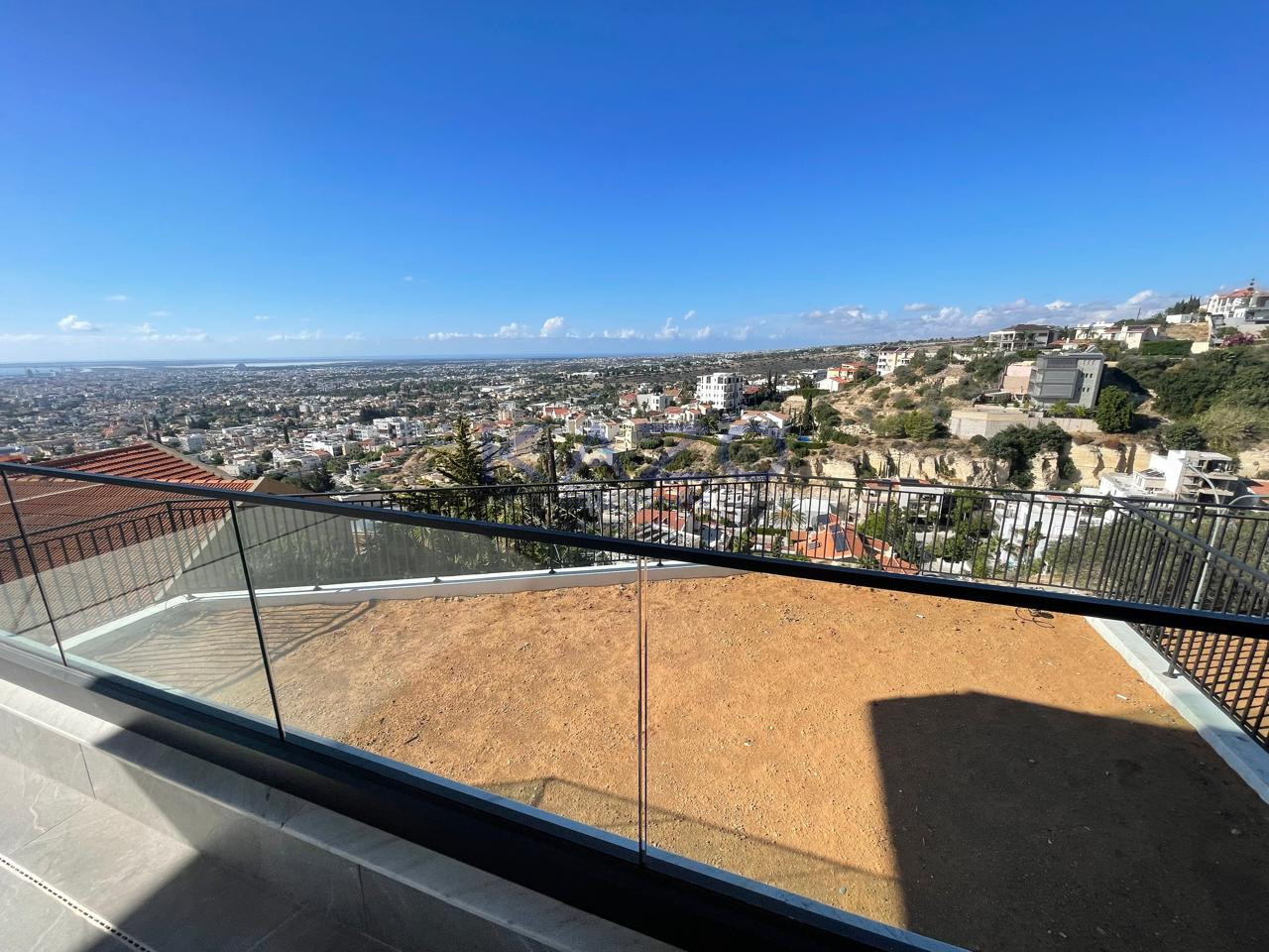 Modern 3-bed apartment with sea views and garden in Agia Fyla photo 3