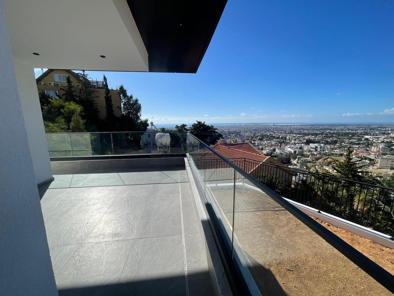 Modern 3-bed apartment with sea views and garden in Agia Fyla photo 7