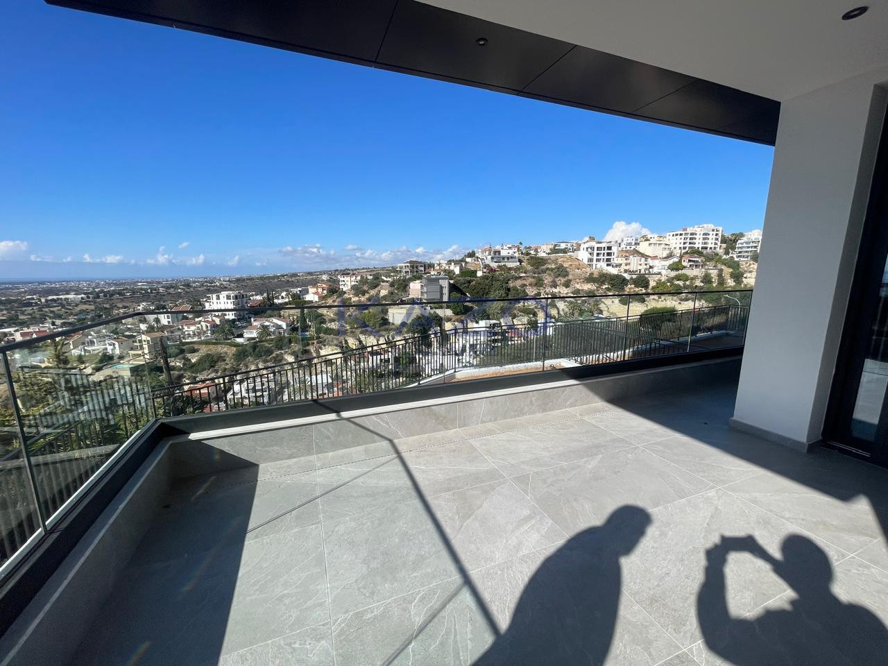 Modern 3-bed apartment with sea views and garden in Agia Fyla photo 8
