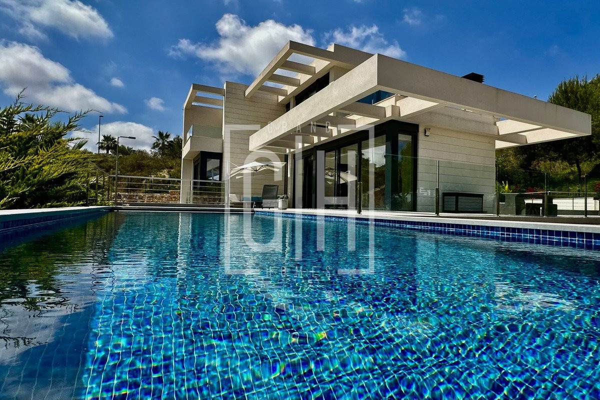 Detached Villa with 6 bedrooms