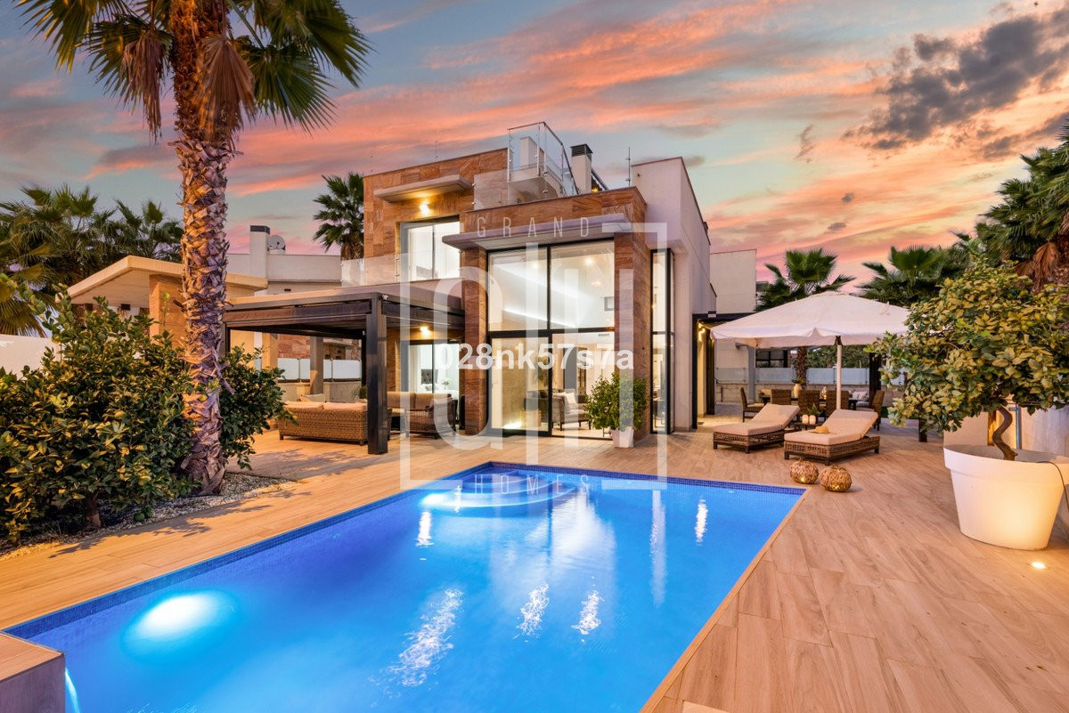 Detached Villa with 5 bedrooms