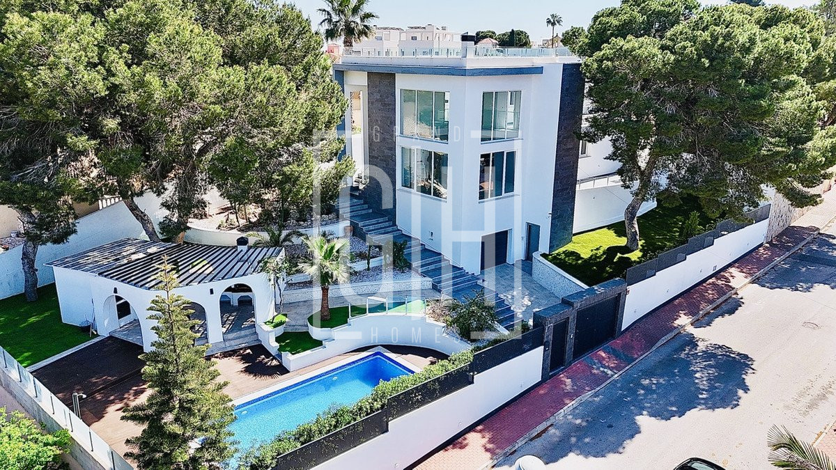 Detached Villa with 6 bedrooms