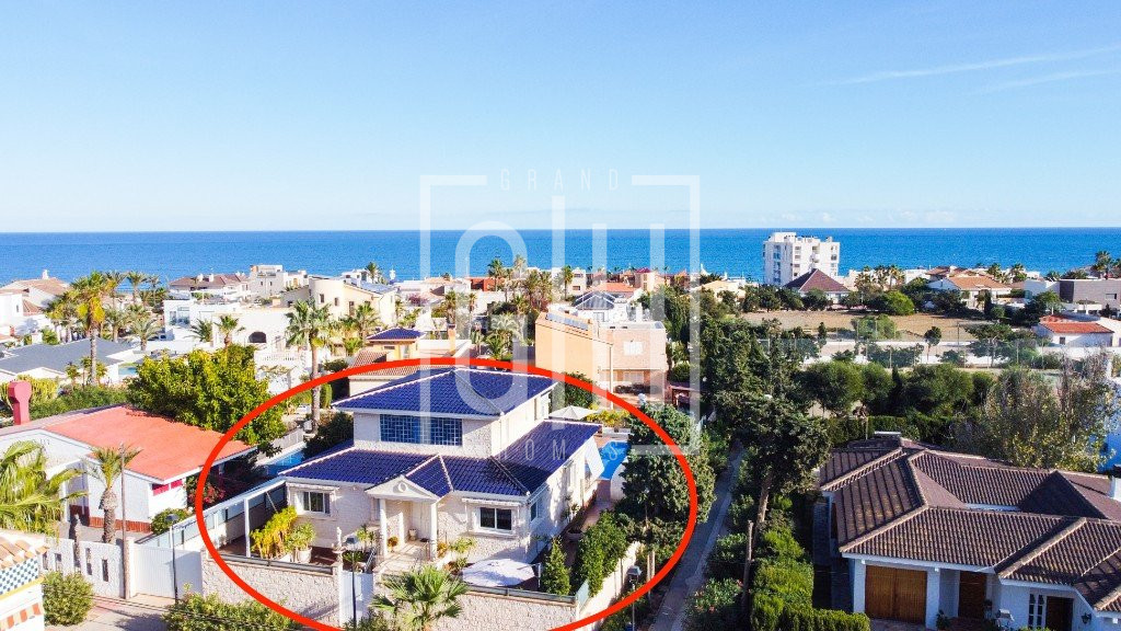 Detached Villa with 5 bedrooms