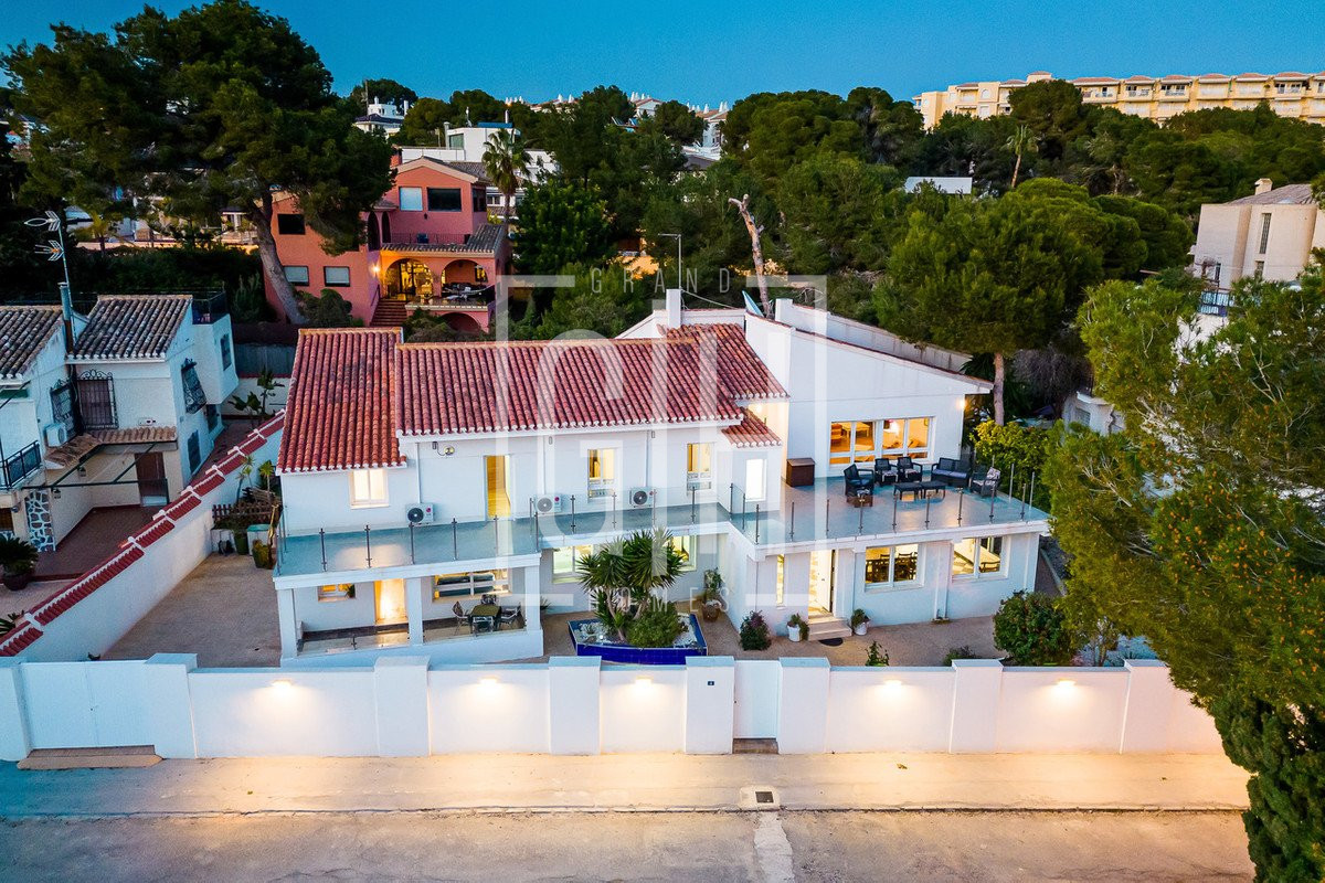 Freistehende Villa mit 7 Schlafzimmer