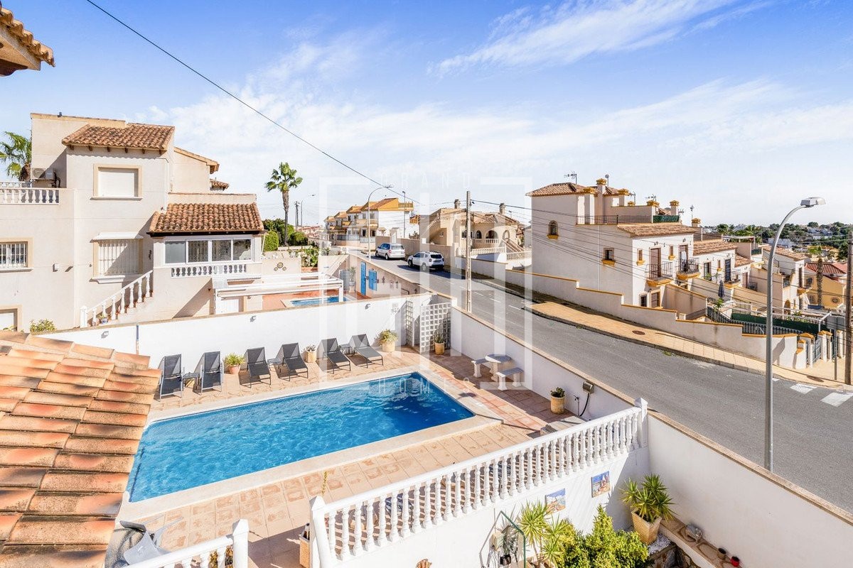 Detached Villa with 8 bedrooms