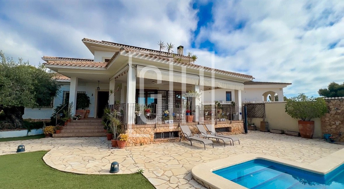 Detached Villa with 7 bedrooms