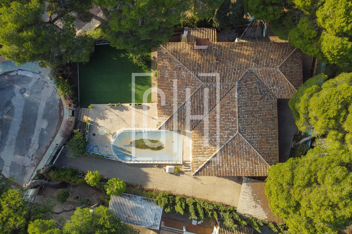 Detached Villa with 6 bedrooms