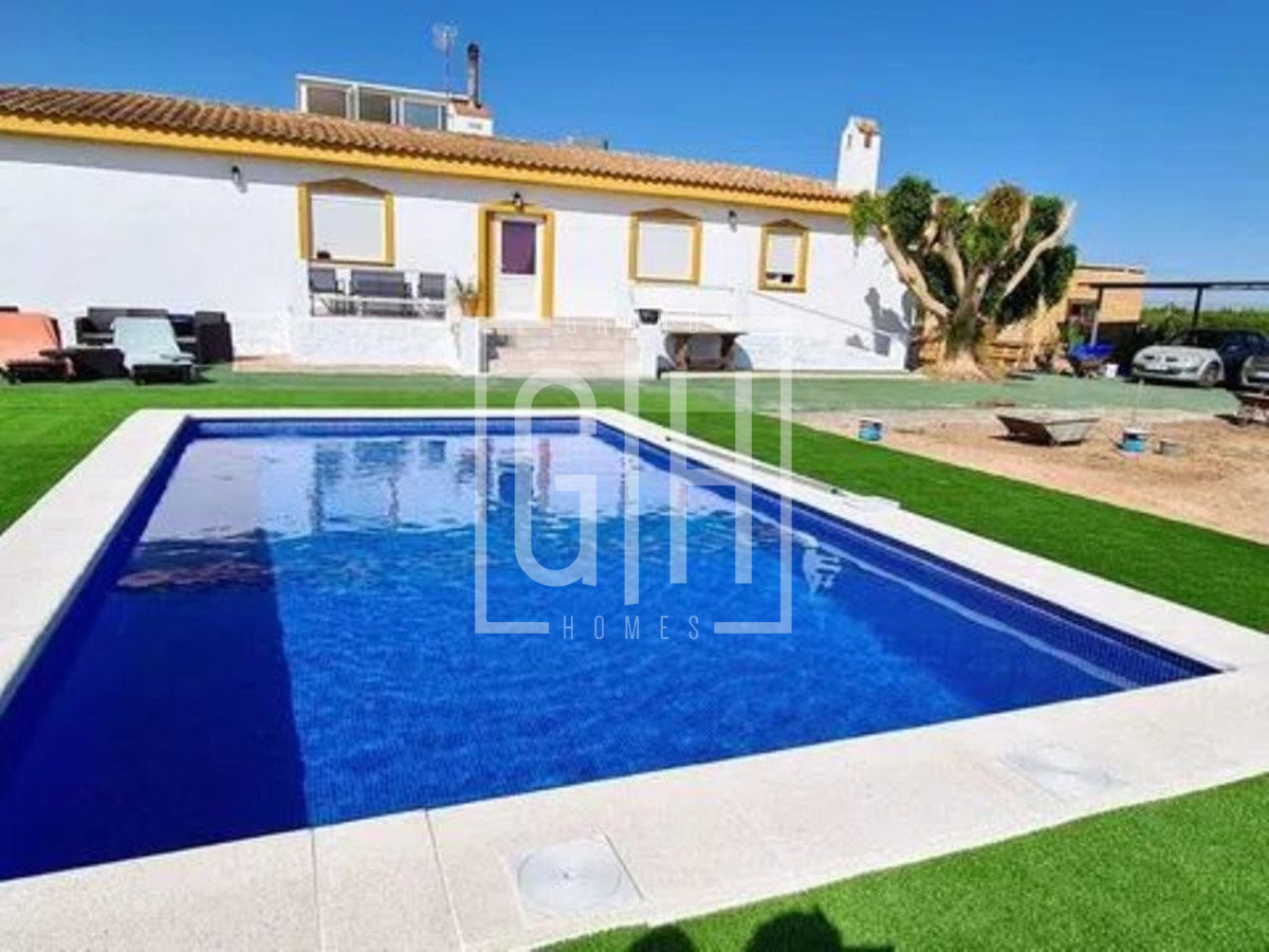 Detached Villa with 6 bedrooms