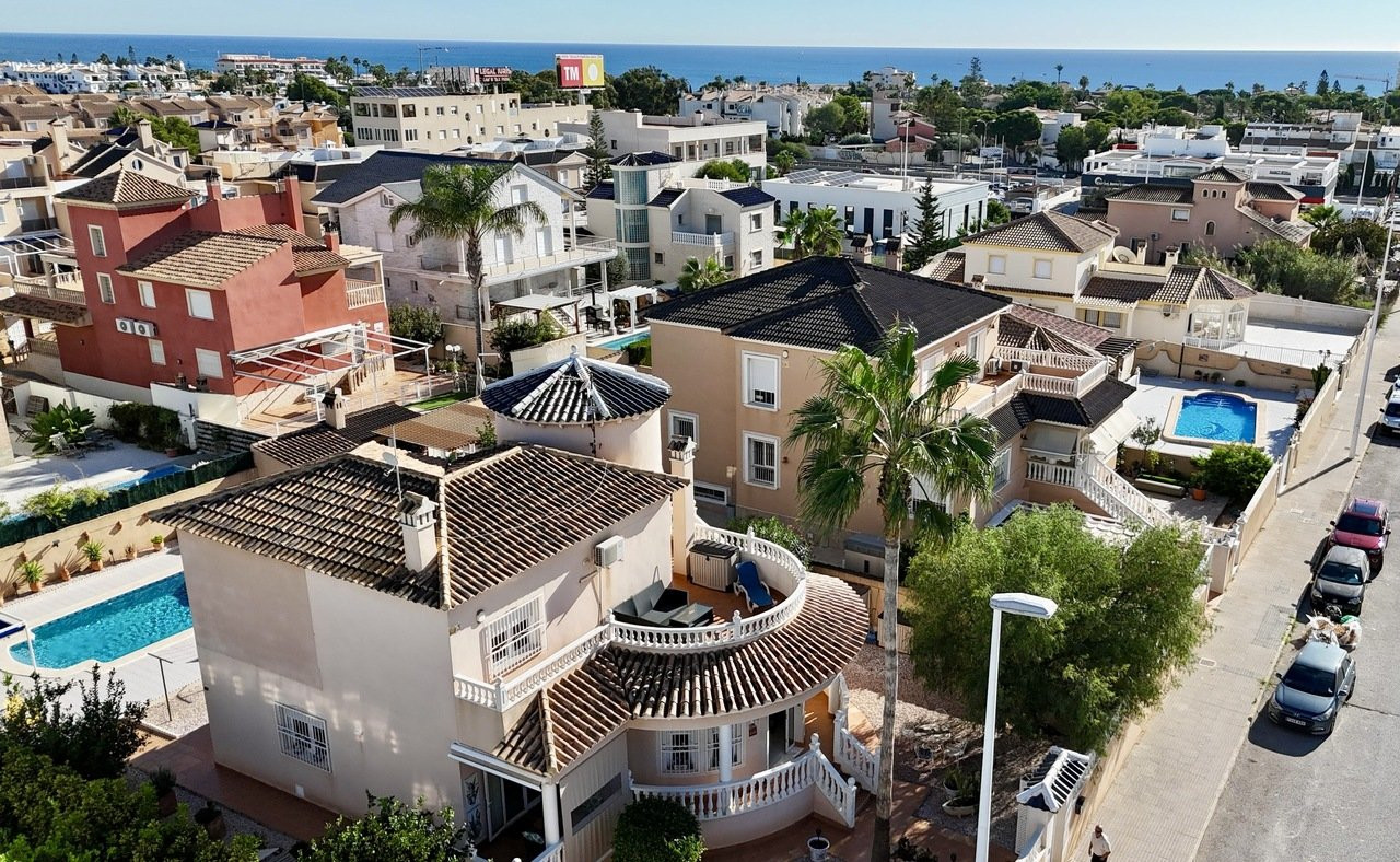Villa in La Zenia - view 1