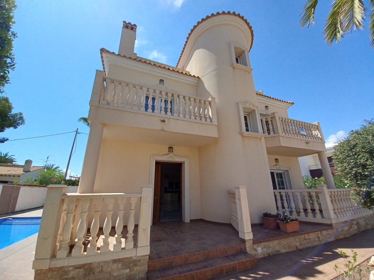 Villa in La Zenia - view 1