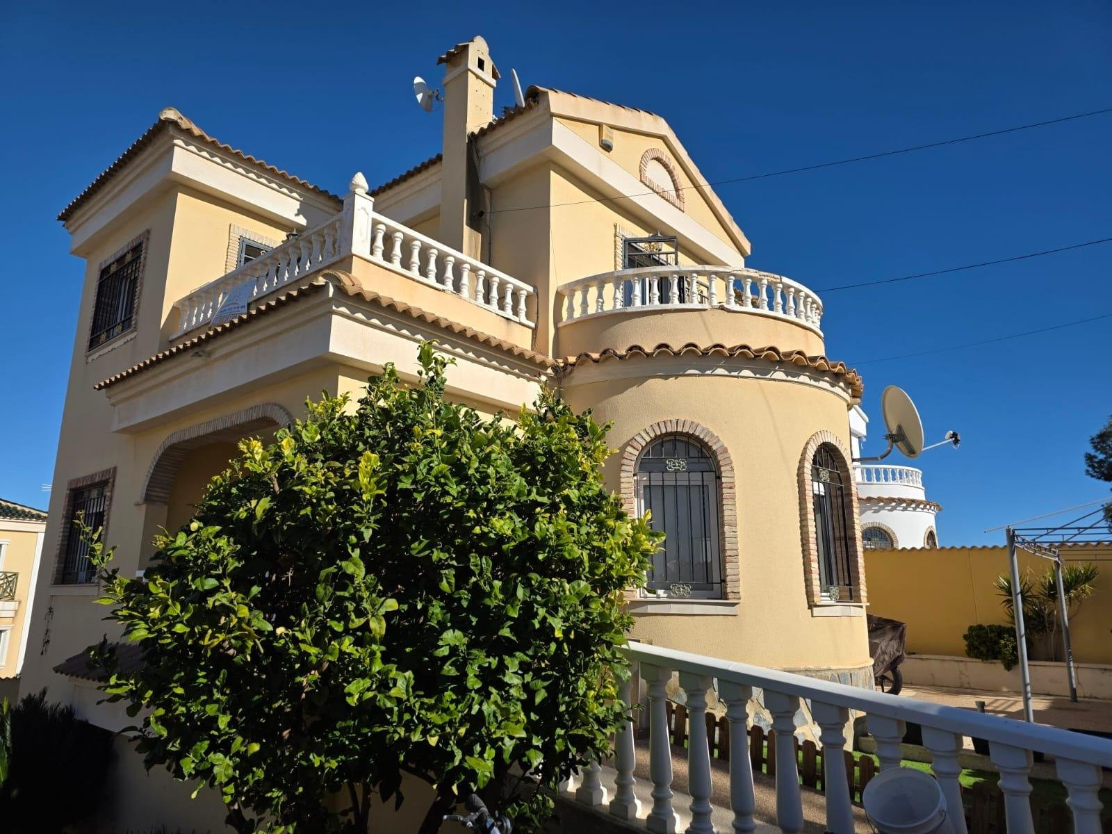 Villa in Urbanizacion los Balcones - Image 3