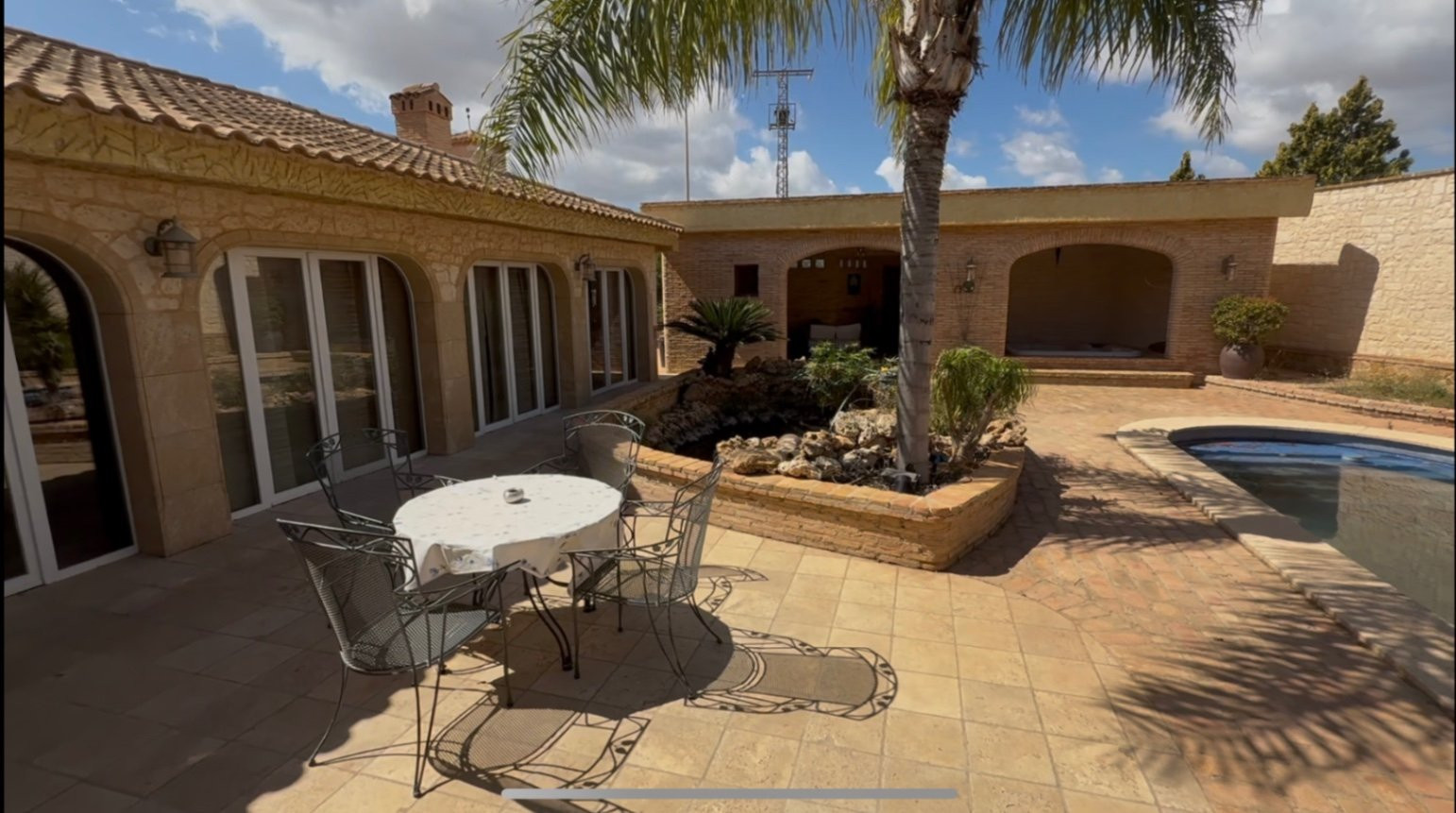 Villa in Los Nietos - view 1