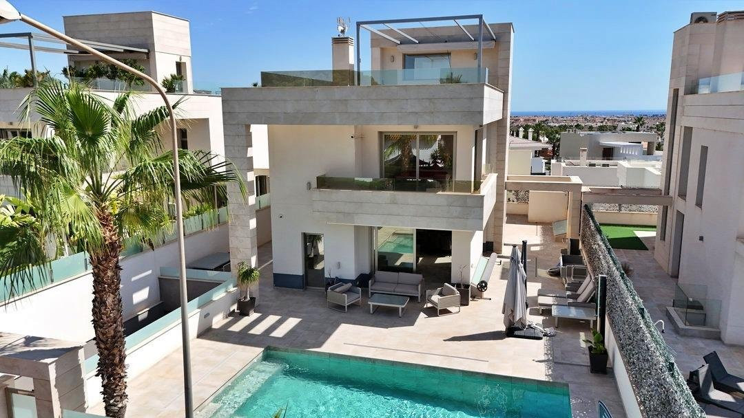 Villa in Villamartin - view 1