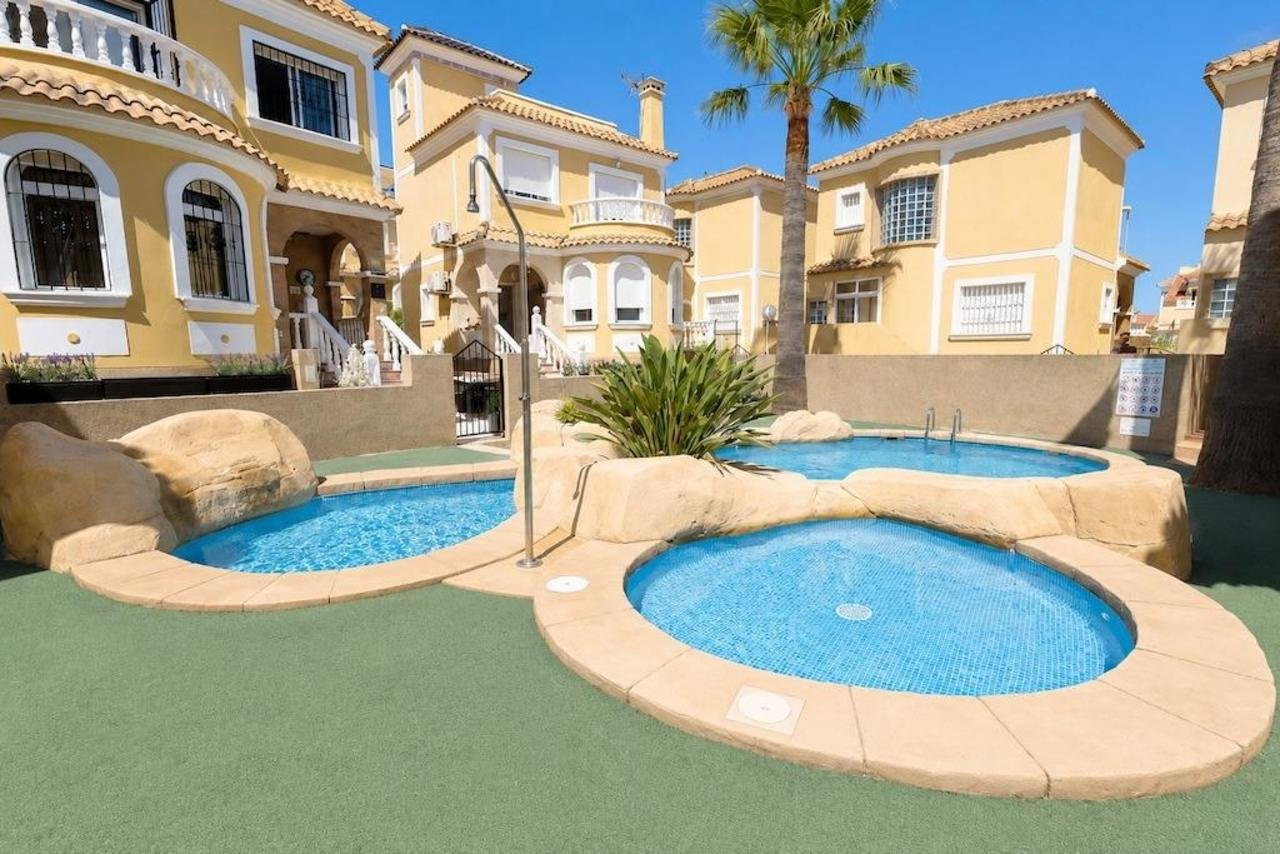 Villa in Villamartin - view 1