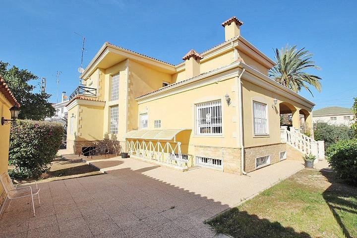 Villa in Elche - view 1