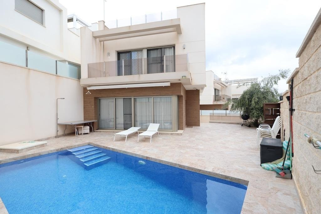 Villa in Villamartin - view 1