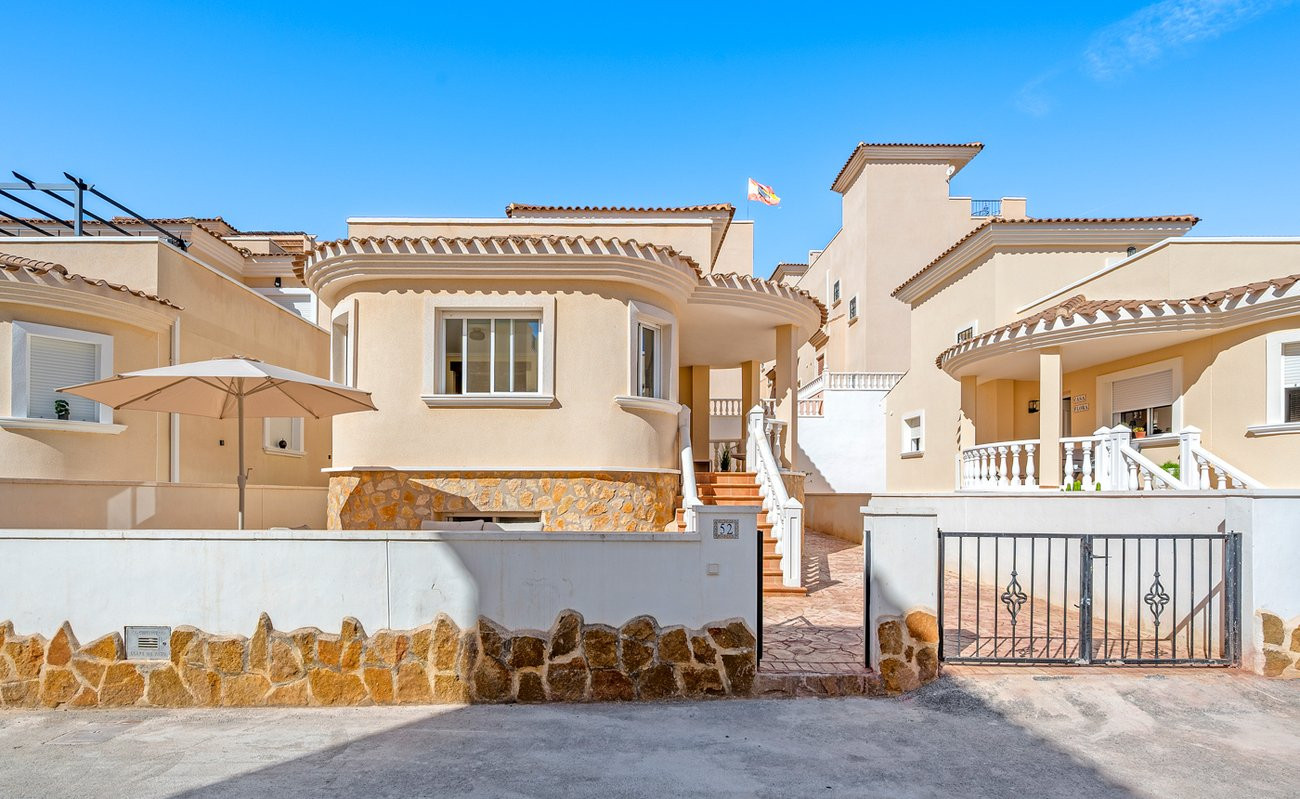 House in San Miguel de Salinas - view 1