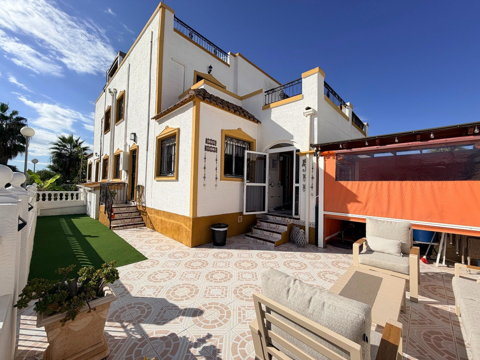 House in Desamparados - view 1