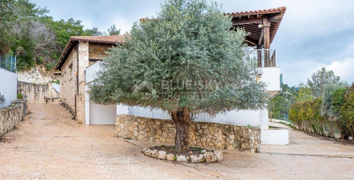Luxury three Bedroom Villa with Swimming Pool for Sale in Neo Chorio