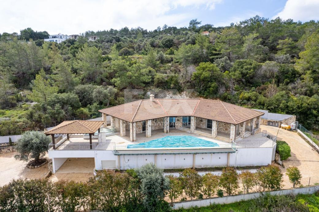 Luxury three Bedroom Villa with Swimming Pool for Sale in Neo Chorio