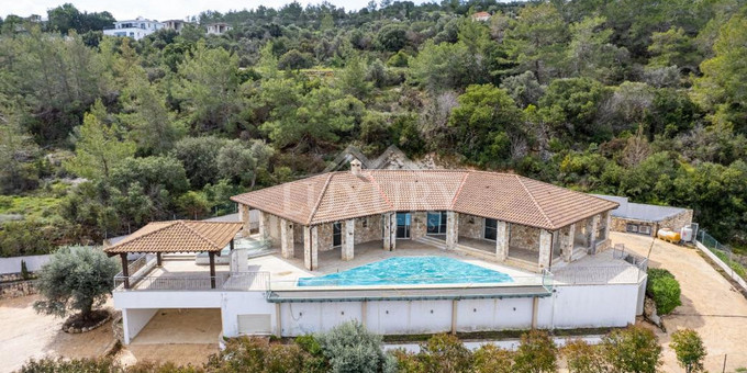 Luxury three Bedroom Villa with Swimming Pool for Sale in Neo Chorio