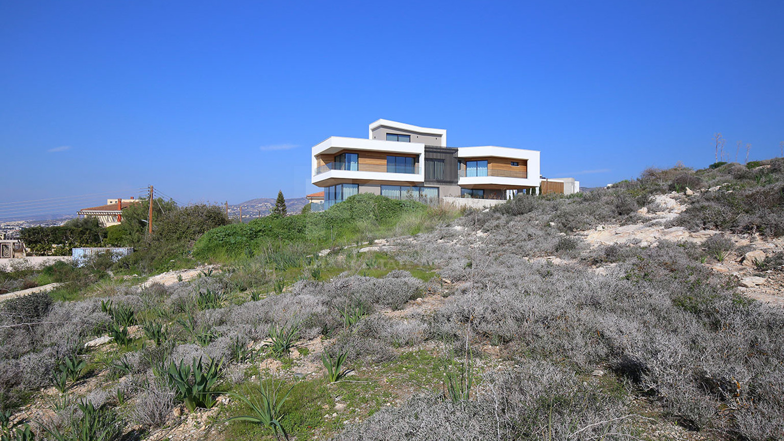 Luxurious Furnished Five Bedroom Home with Pool Konia