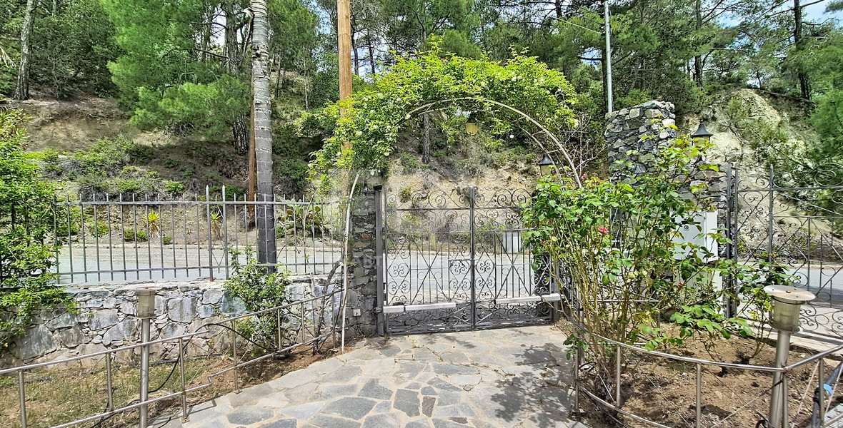 BARGAIN - PRICE REDUCTION : 6 Bed House For Sale In Moniatis Limassol Cyprus