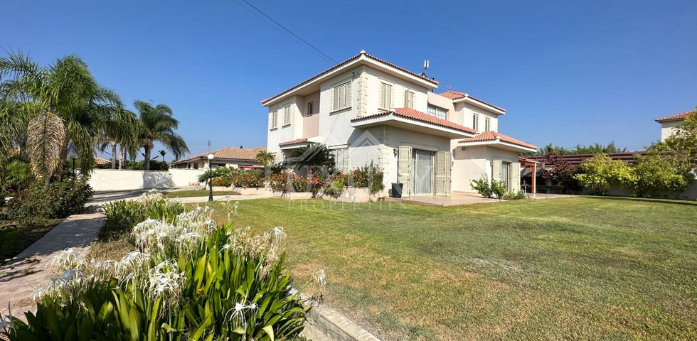 RESALE DETACHED 5 BEDROOM VILLA ON LARGE PLOT IN YPSONAS