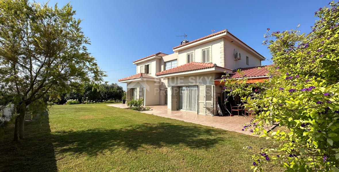 RESALE DETACHED 5 BEDROOM VILLA ON LARGE PLOT IN YPSONAS