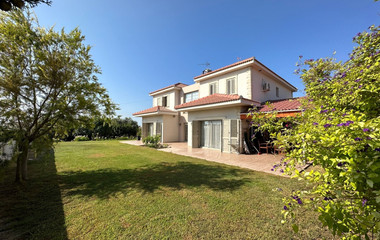 RESALE DETACHED 5 BEDROOM VILLA ON LARGE PLOT IN YPSONAS