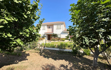 RESALE DETACHED 5 BEDROOM VILLA ON LARGE PLOT IN YPSONAS