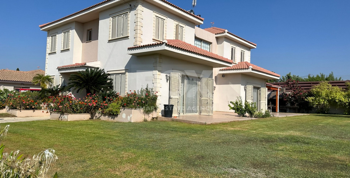 RESALE DETACHED 5 BEDROOM VILLA ON LARGE PLOT IN YPSONAS