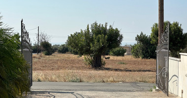 RESALE DETACHED 5 BEDROOM VILLA ON LARGE PLOT IN YPSONAS