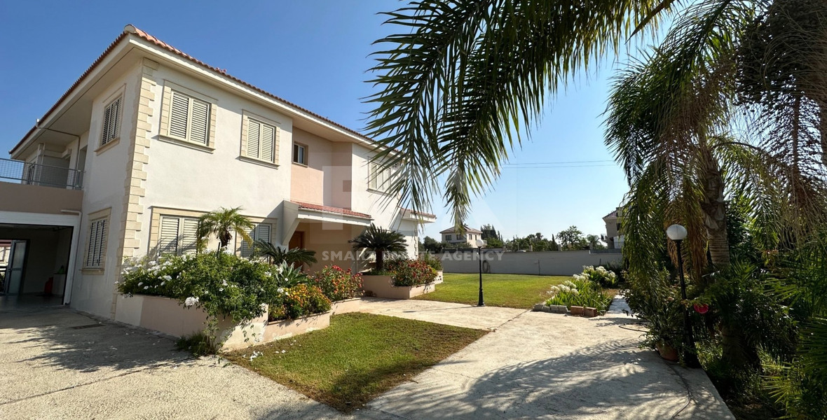 RESALE DETACHED 5 BEDROOM VILLA ON LARGE PLOT IN YPSONAS