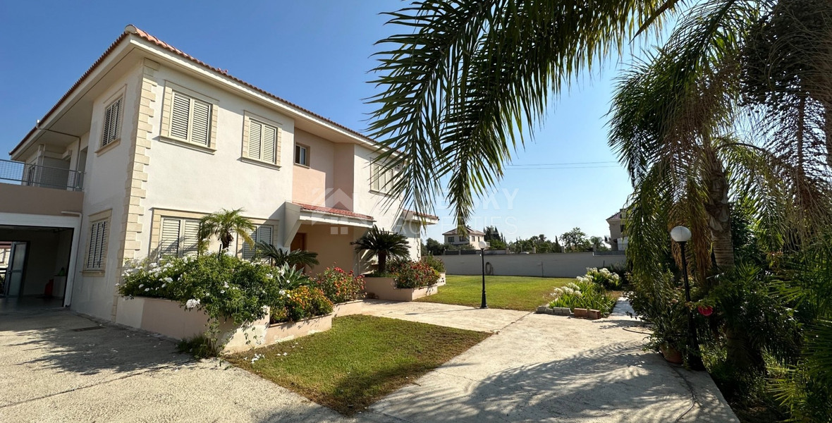 RESALE DETACHED 5 BEDROOM VILLA ON LARGE PLOT IN YPSONAS