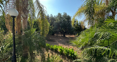 RESALE DETACHED 5 BEDROOM VILLA ON LARGE PLOT IN YPSONAS