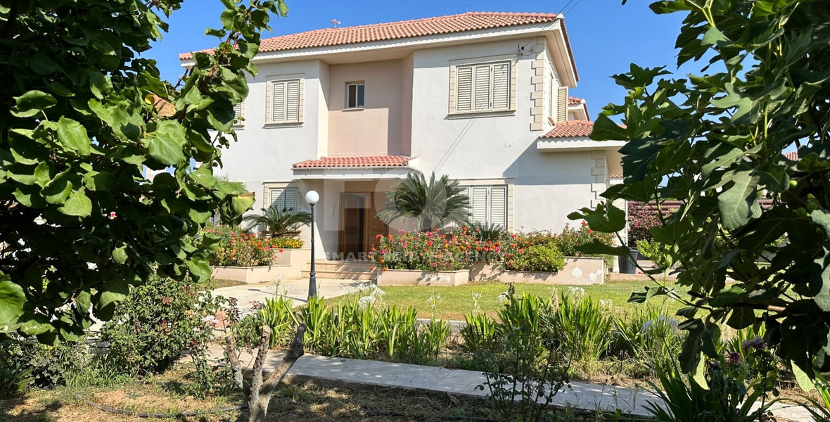 RESALE DETACHED 5 BEDROOM VILLA ON LARGE PLOT IN YPSONAS