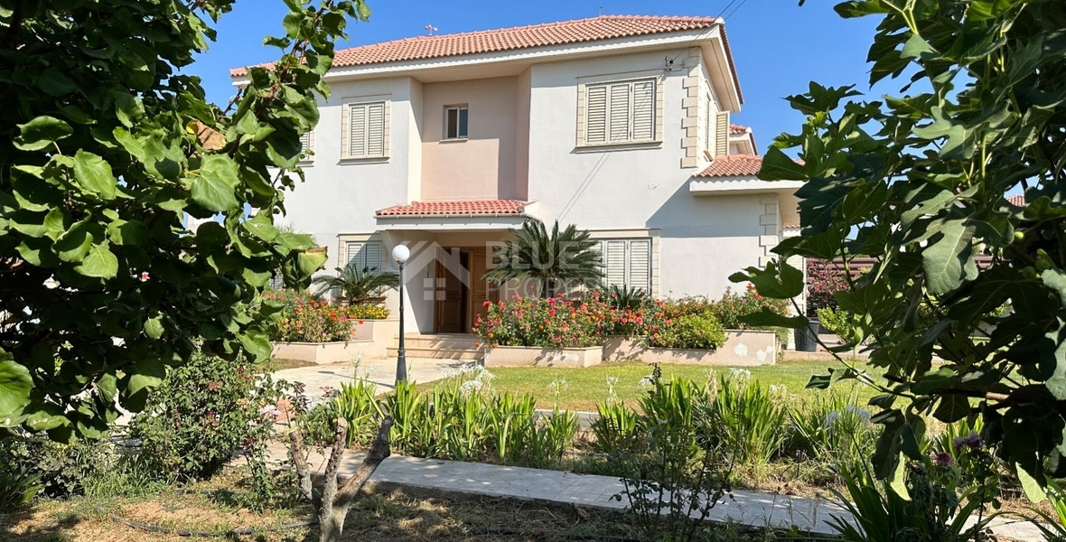 RESALE DETACHED 5 BEDROOM VILLA ON LARGE PLOT IN YPSONAS