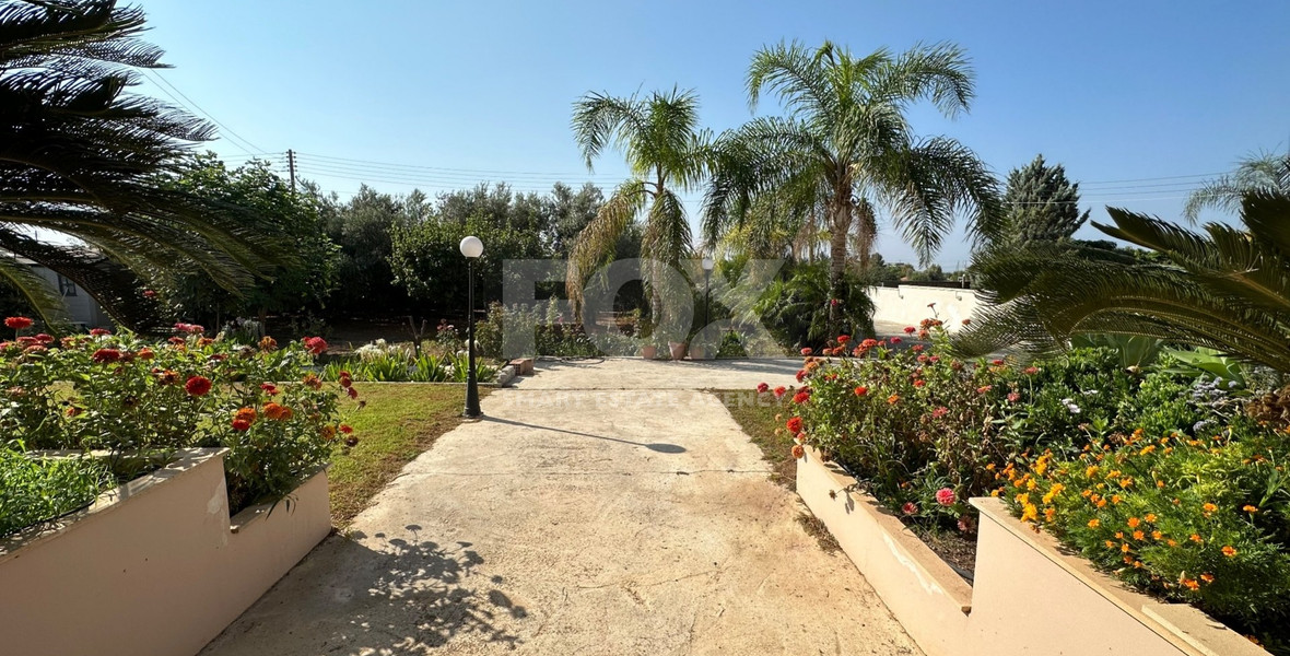 RESALE DETACHED 5 BEDROOM VILLA ON LARGE PLOT IN YPSONAS