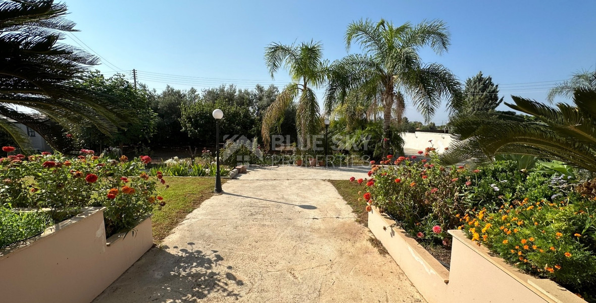 RESALE DETACHED 5 BEDROOM VILLA ON LARGE PLOT IN YPSONAS